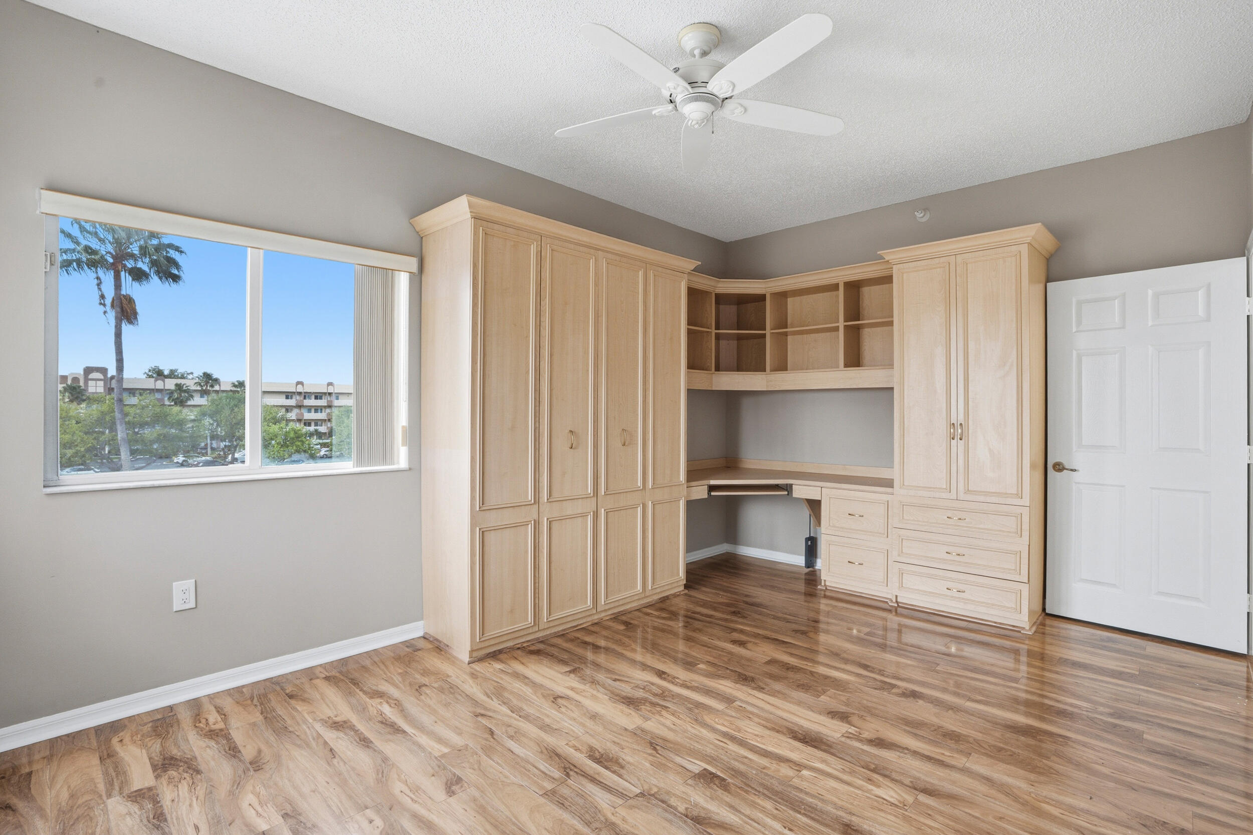 SOUTHAMPTON CONDOMINIUM - Residential