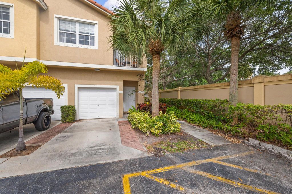 Photo of 108 Lighthouse Circle #J, Tequesta, FL 33469 (MLS # R10977117)