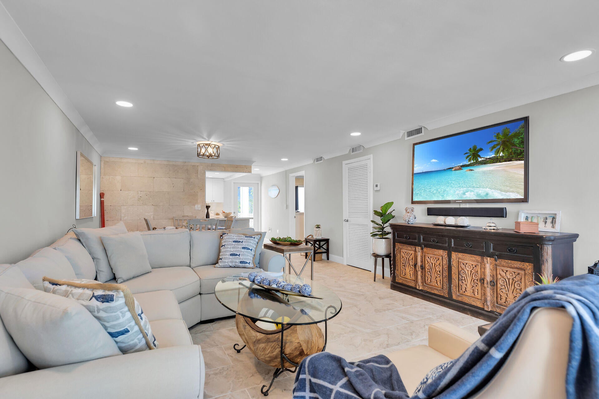100 IROQUOIS Drive 5