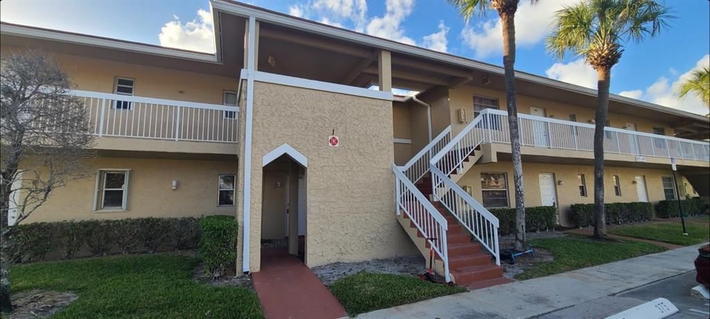 Photo of 879 Twin Lakes Dr #1-B, Coral Springs, FL 33071 (MLS # F10368625)