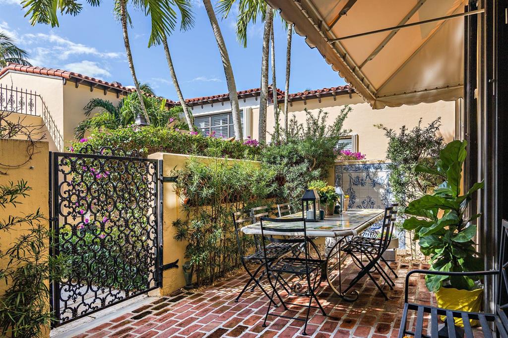 CASAS DE CARLOS CONDO - Residential