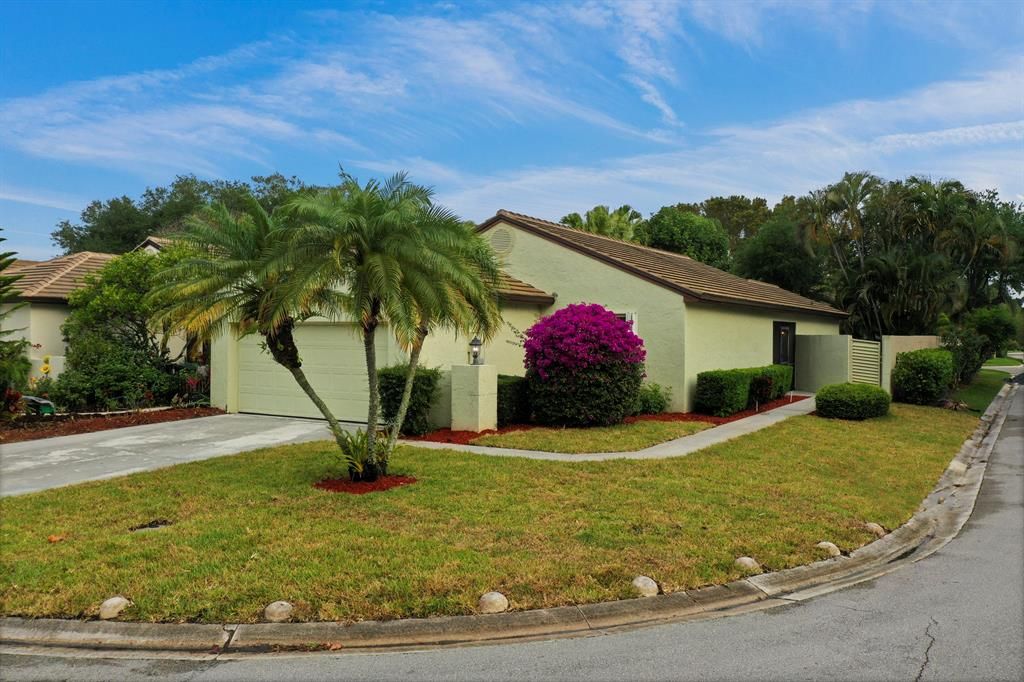 Photo of 54 Ironwood Way N, Palm Beach Gardens, FL 33418 (MLS # R10709826)