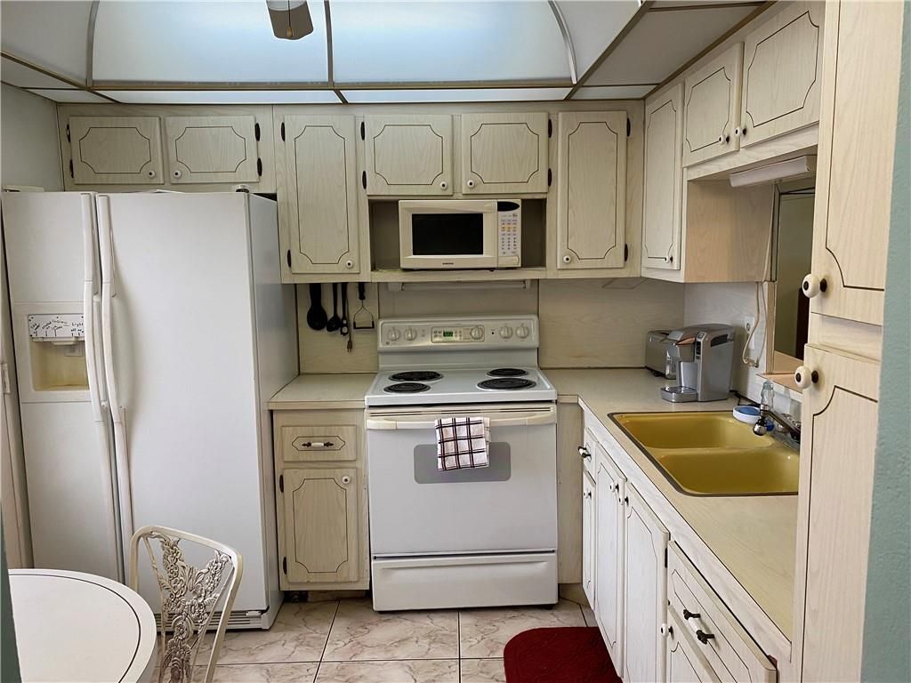 Photo of 901 NE 14th Ave #704, Hallandale Beach, FL 33009 (MLS # F10319648)