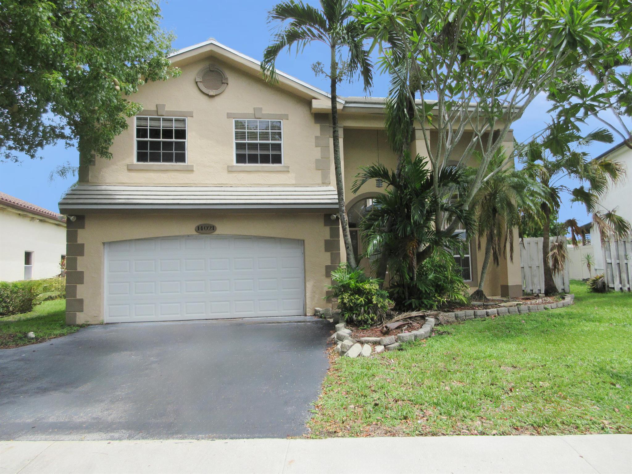 Lake Front Home in Shenandoah. 4-bedroom, 2.5-bathroom with lake view. Master bedroom and bath are located on the first floor. Vaulted ceilings, Spacious back yard and lake front views. Located near schools, shopping,major highways and much more!