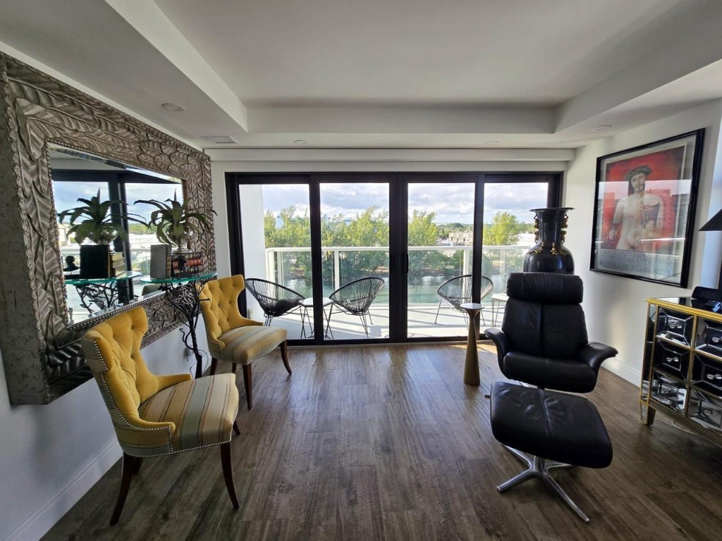 1401 N Riverside Drive 707