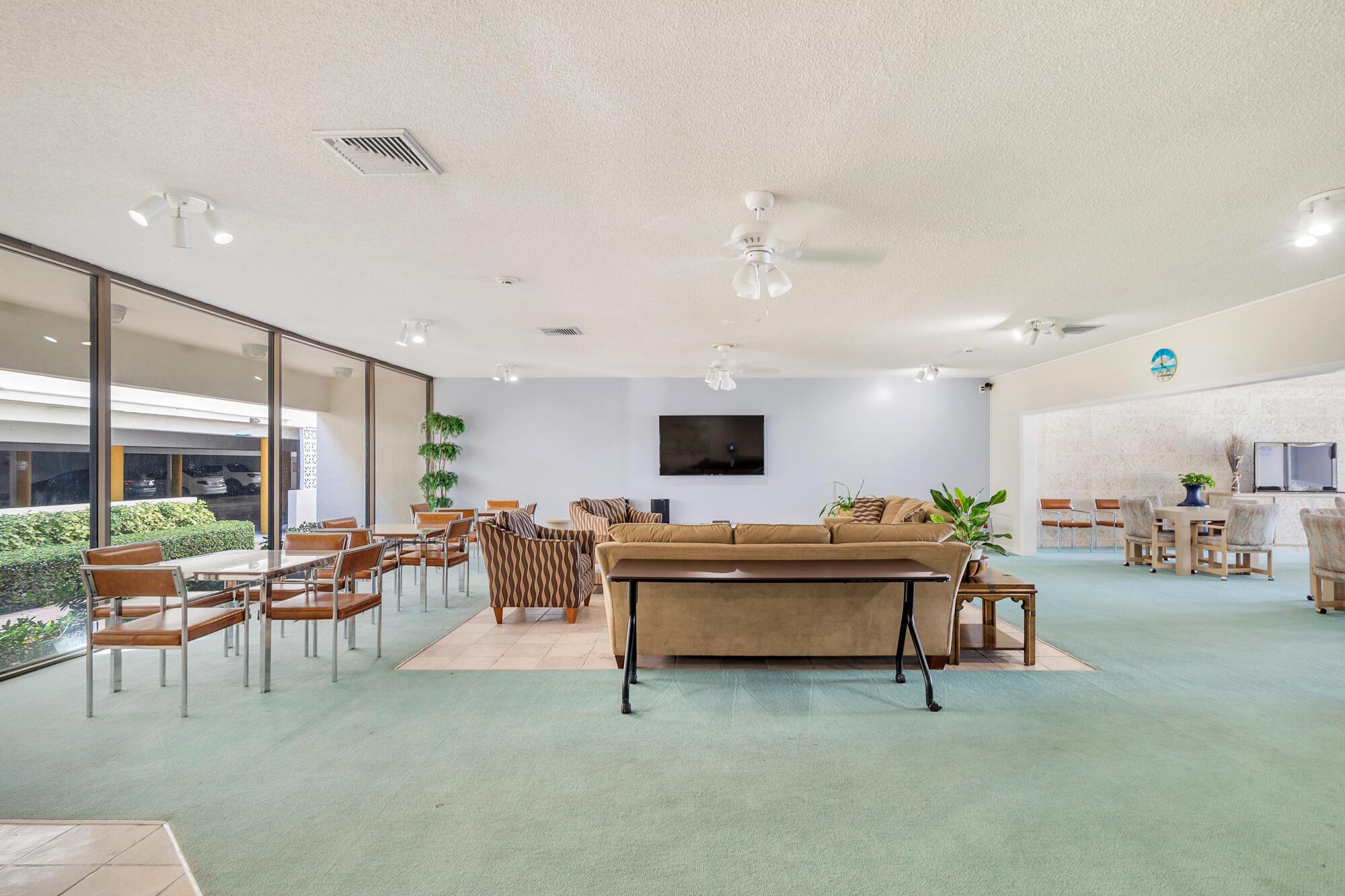 LE CHATEAU ROYAL CONDO - Residential