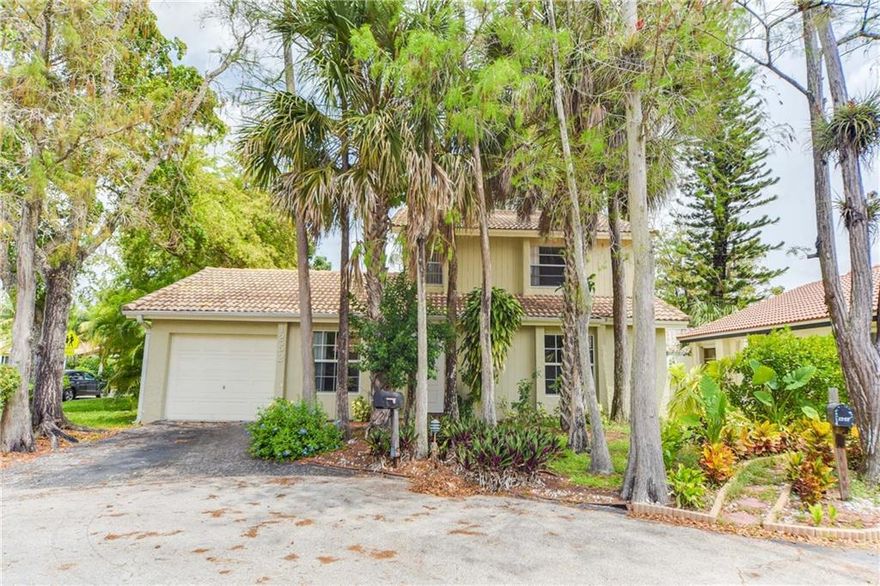 3/2 Garage Home on a Tree-Lined Street with 2 Master Bedrooms, 1 Upstairs and 1 Downstairs. Updated with Neutral Tile Downstairs and Laminate Wood Floors Upstairs. Close to Everything, Shopping, Restaurants and Schools. Move-in Ready – Priced to Sell – This is the one you have been waiting for!