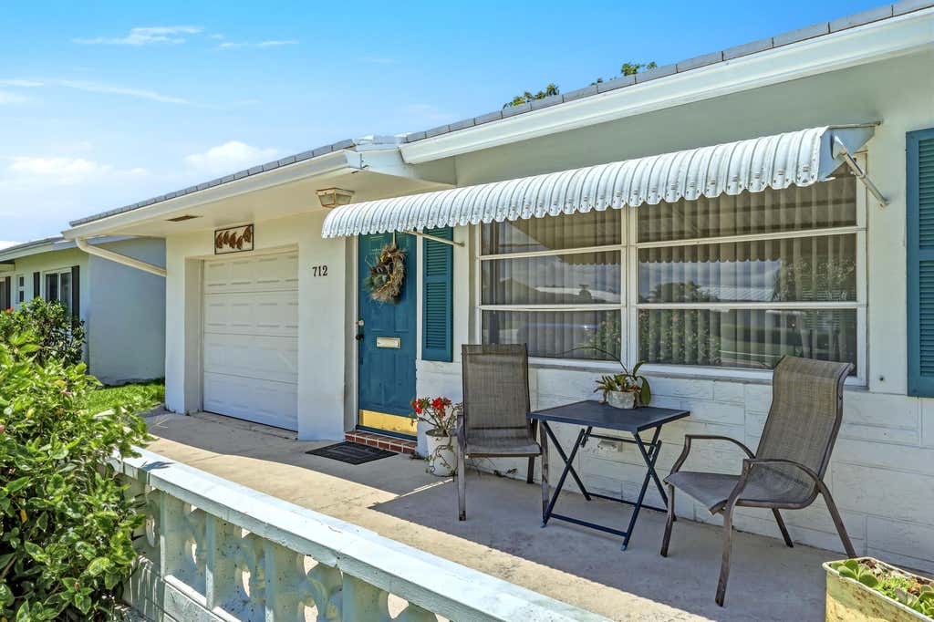 Photo of 712 SW 18th Street, Boynton Beach, FL 33426 (MLS # B26038778)