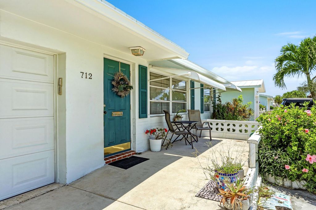 Photo of 712 SW 18th Street, Boynton Beach, FL 33426 (MLS # B26038778)