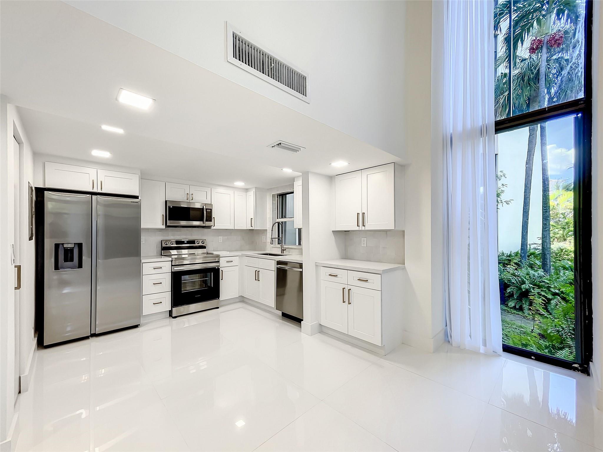 20329 W Country Club Dr 10