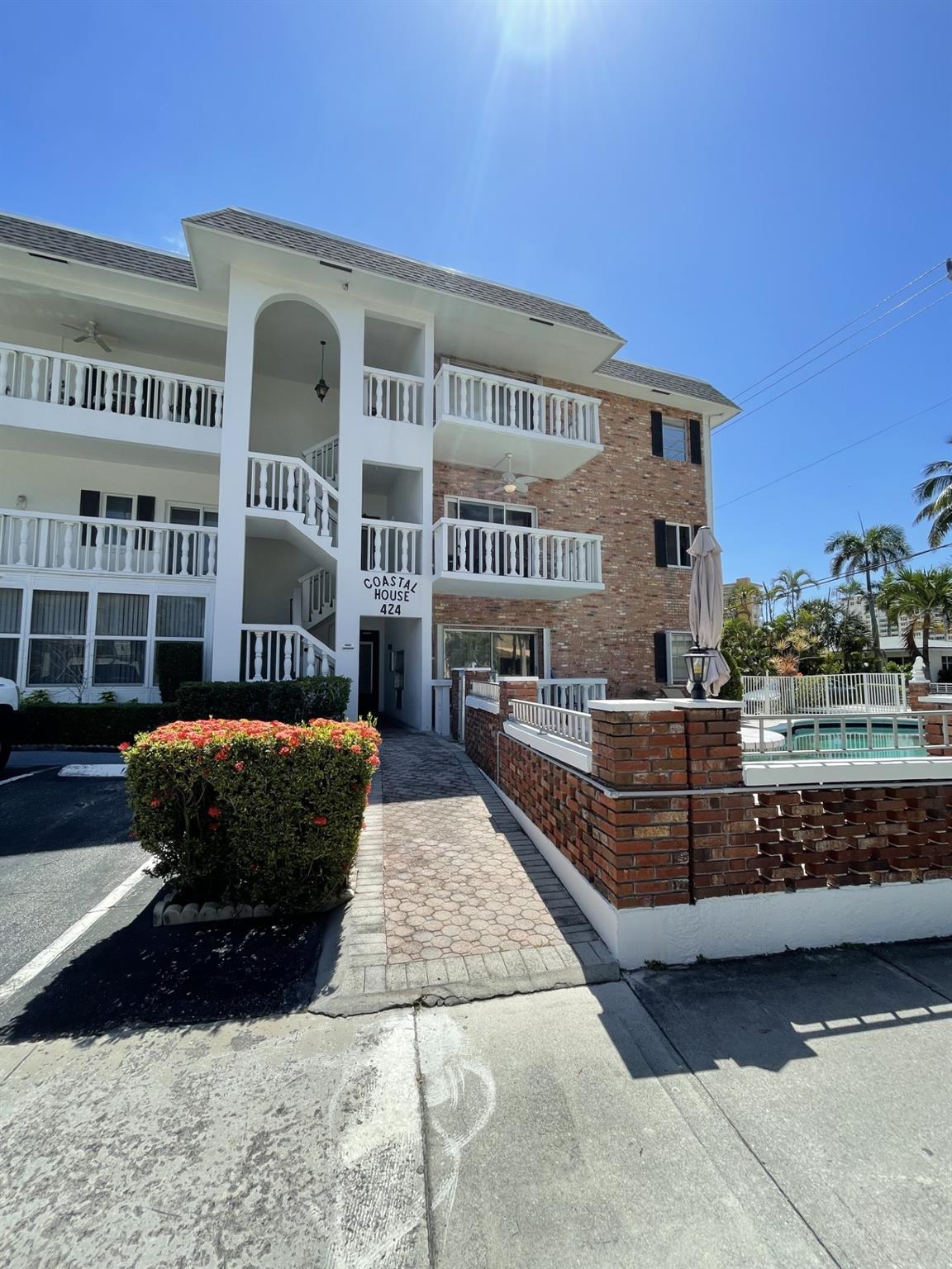 424 N Riverside Dr 102