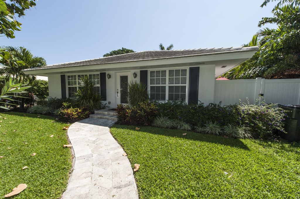 Photo of 131 Venetian Drive, Delray Beach, FL 33483 (MLS # R10994925)