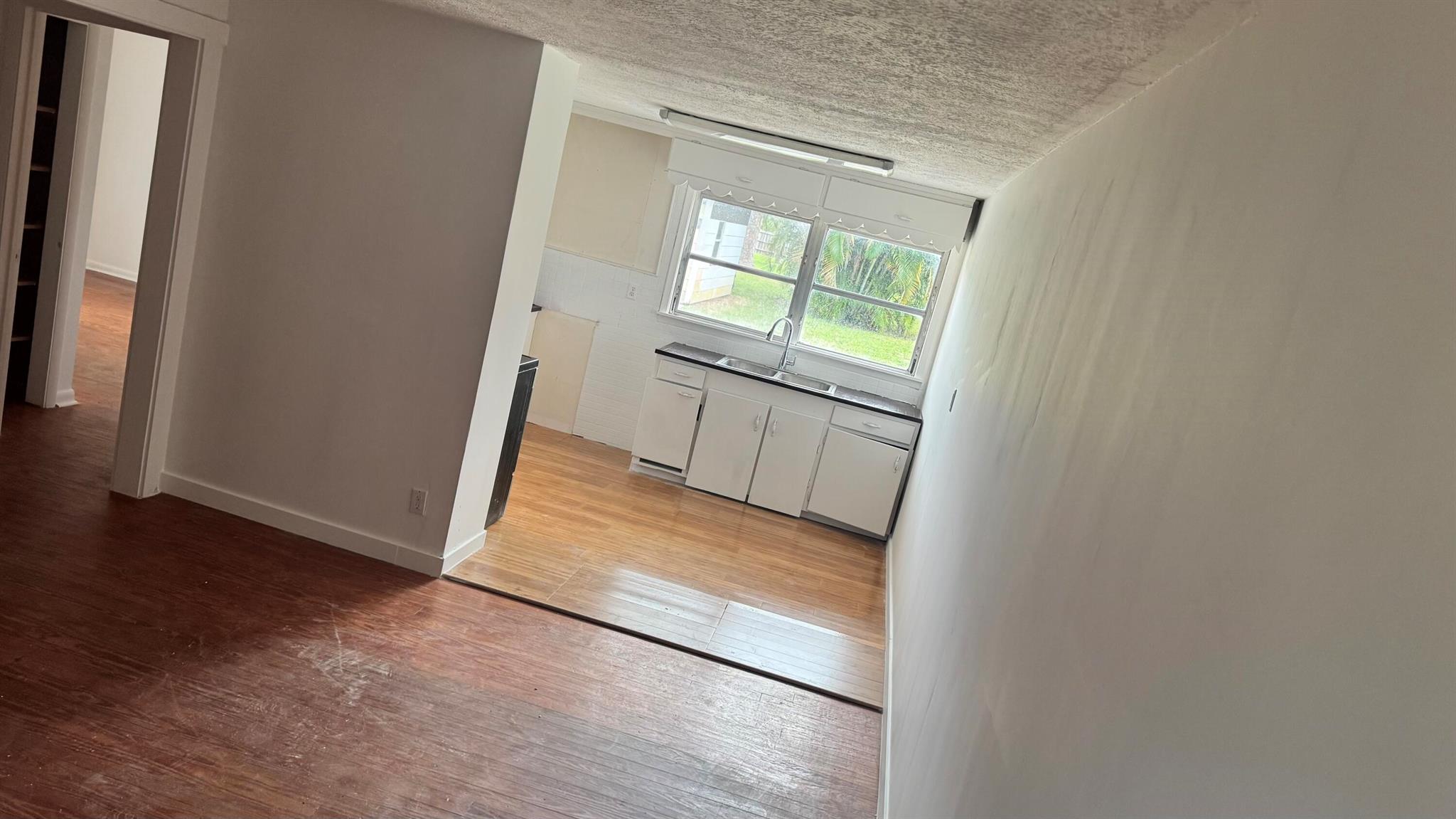 Nice one side of a duplex with 2 bedrooms 1 bath, close to public transporation and main streets.