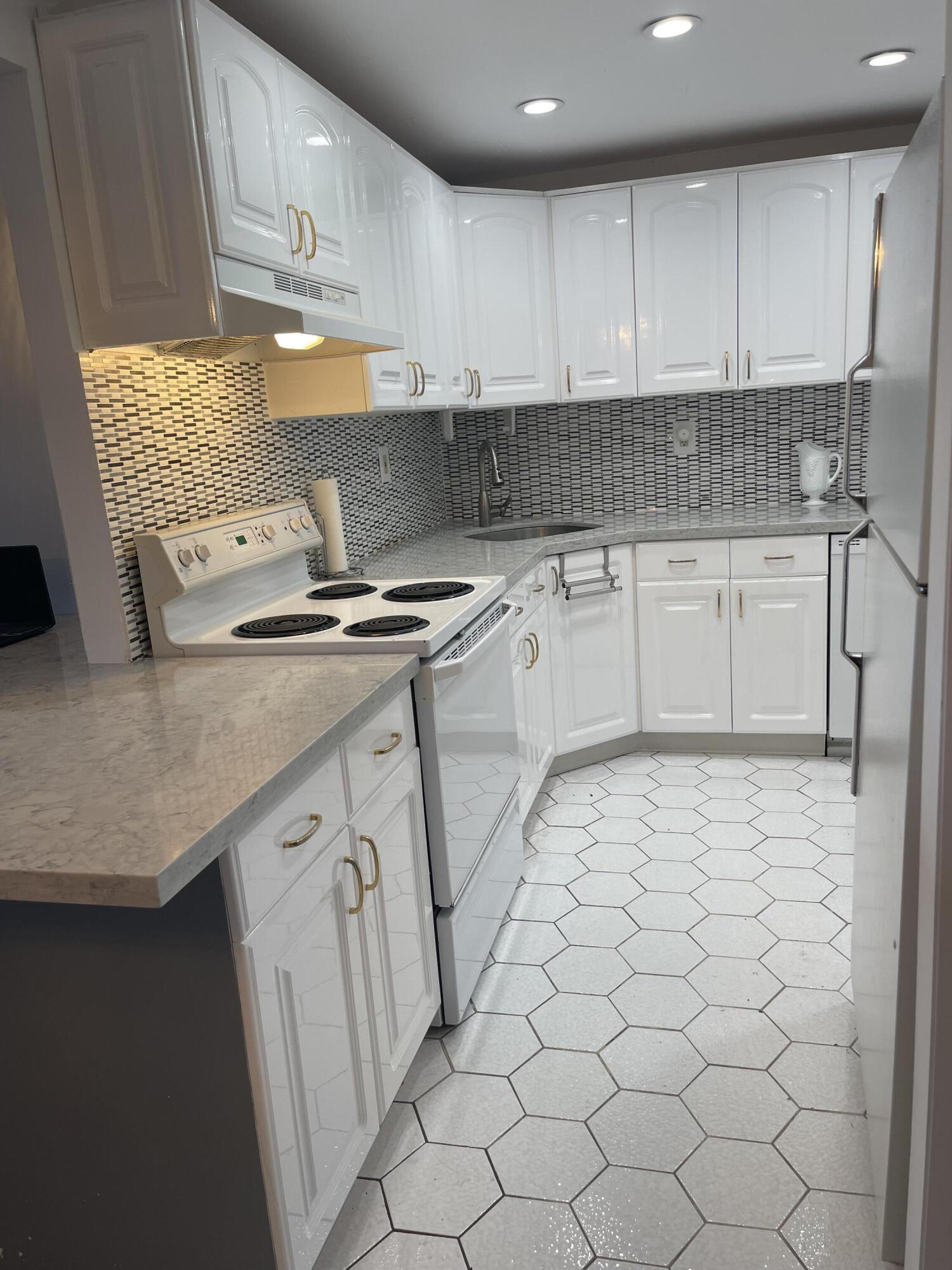 PORTOFINO CONDO PT OF LTS 15 AND 16,JARVIS PAR - Residential