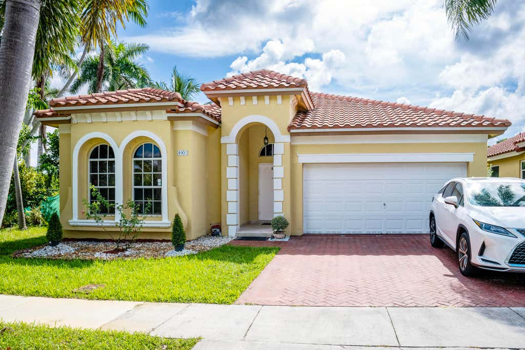 Photo of 4901 SW 134TH Avenue, Miramar, FL 33027 (MLS # B26066775)