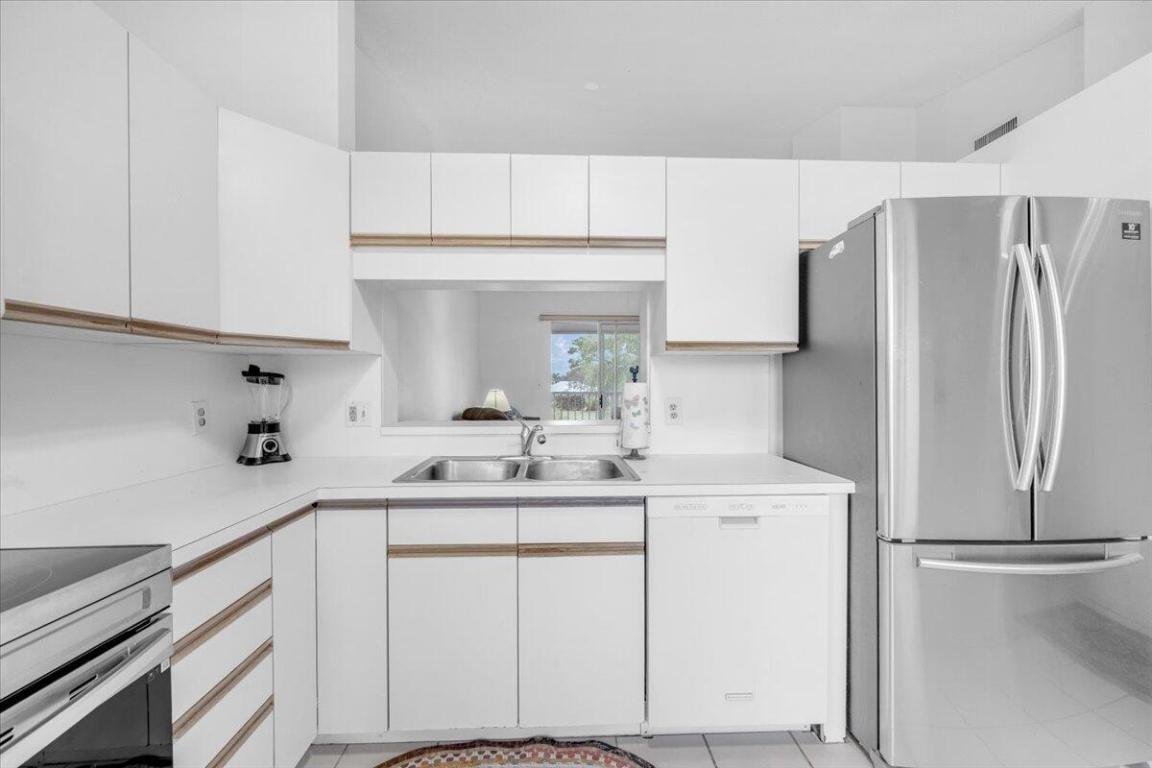 THE LITTLE CLUB CONDO - Residential