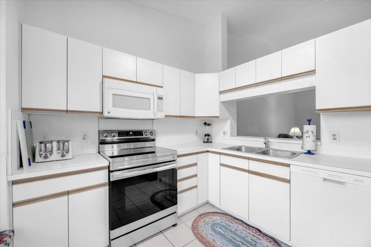 THE LITTLE CLUB CONDO - Residential