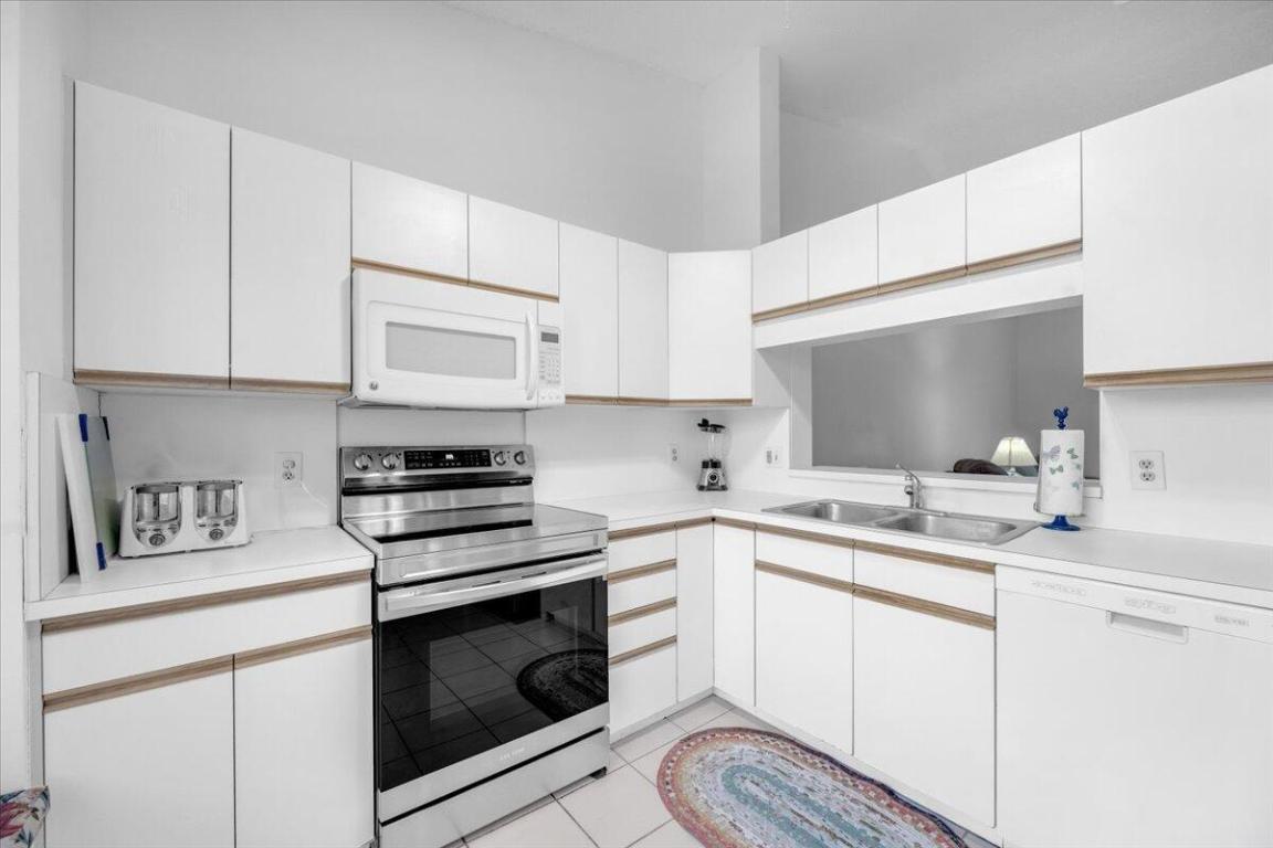 THE LITTLE CLUB CONDO - Residential