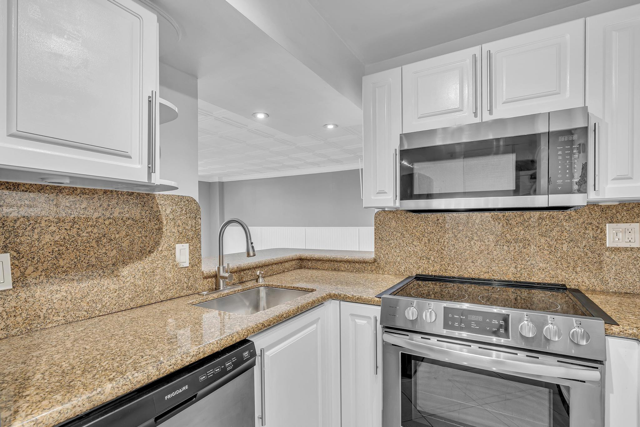 PLAZA 15 CONDO - Residential