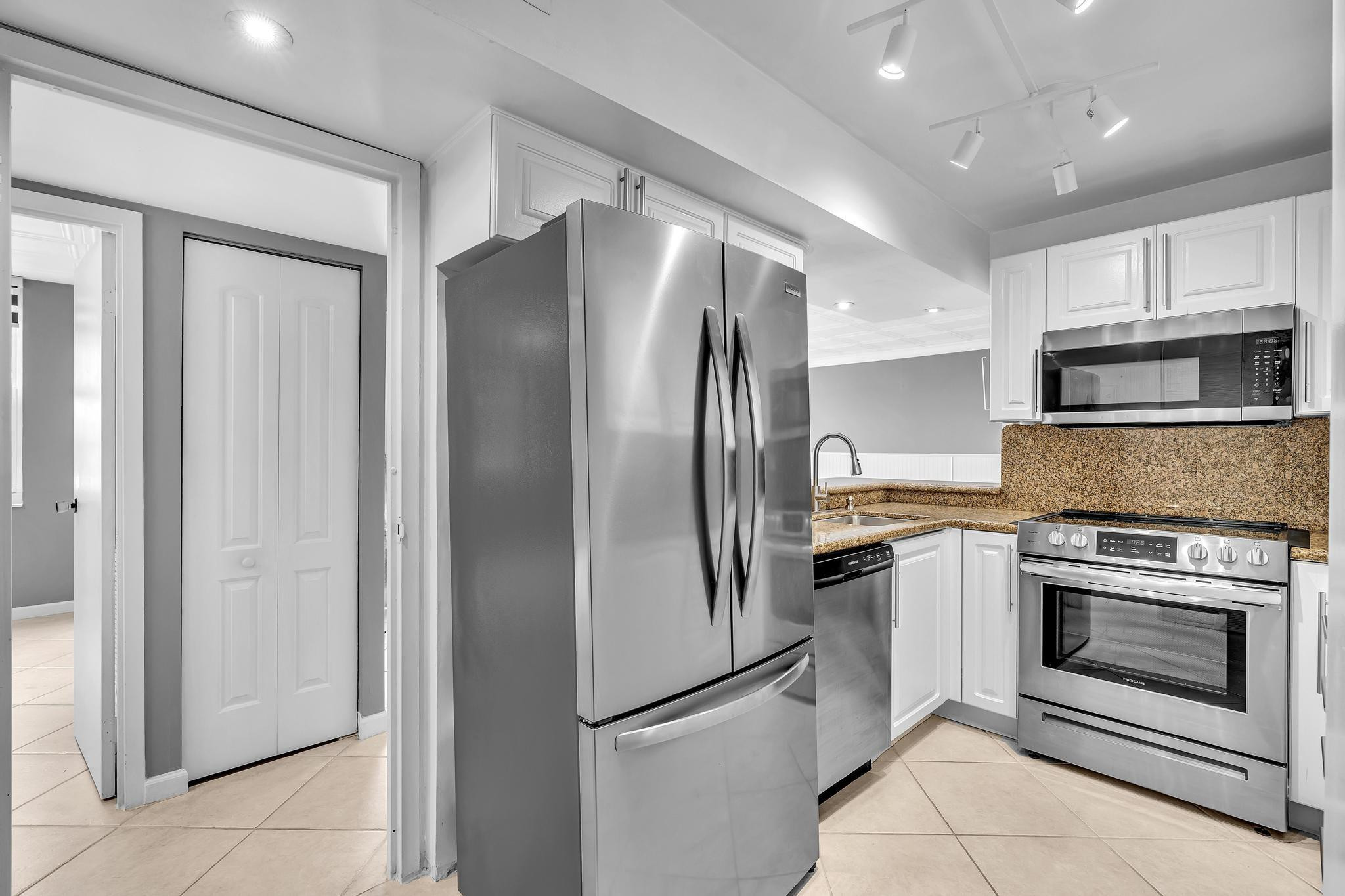 PLAZA 15 CONDO - Residential