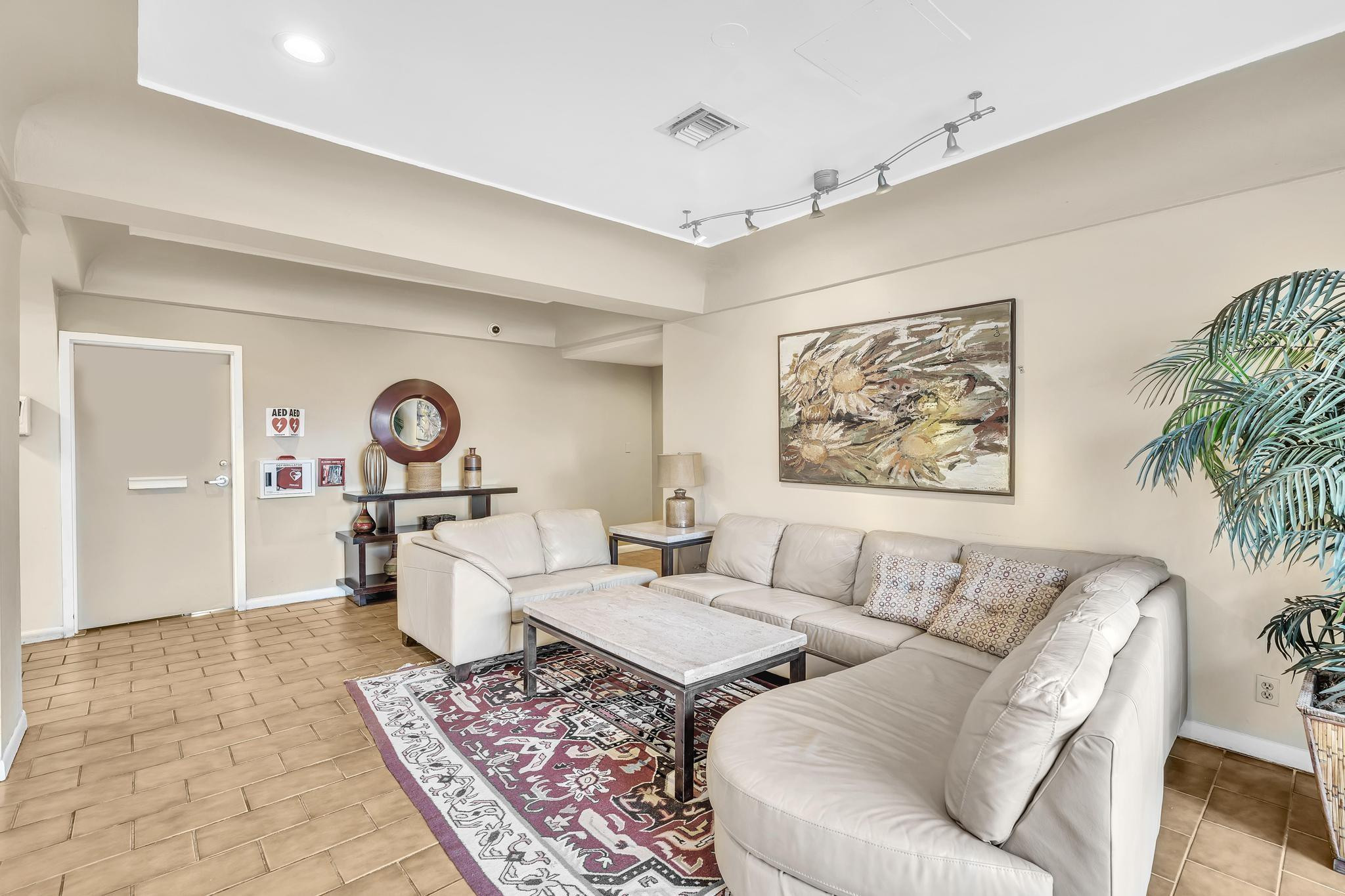 PLAZA 15 CONDO - Residential