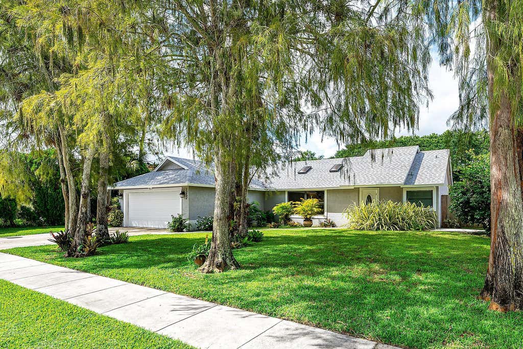 Photo of 1252 Raintree Lane, Wellington, FL 33414 (MLS # B26060398)