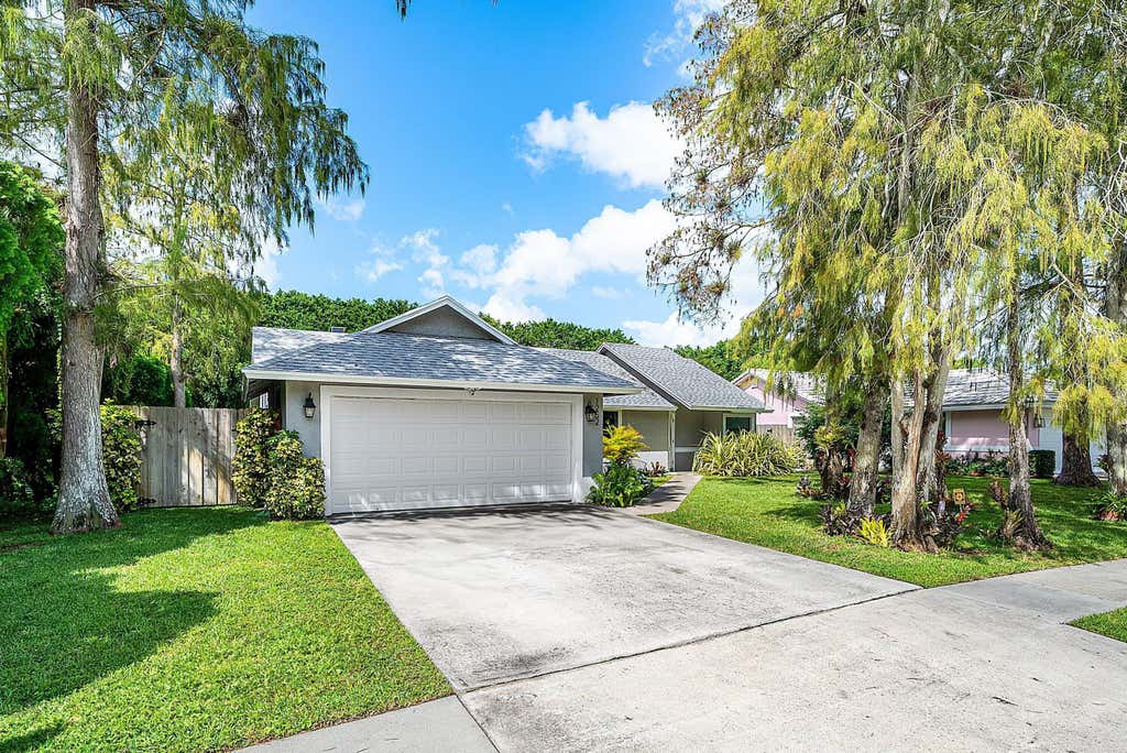 Photo of 1252 Raintree Lane, Wellington, FL 33414 (MLS # B26060398)