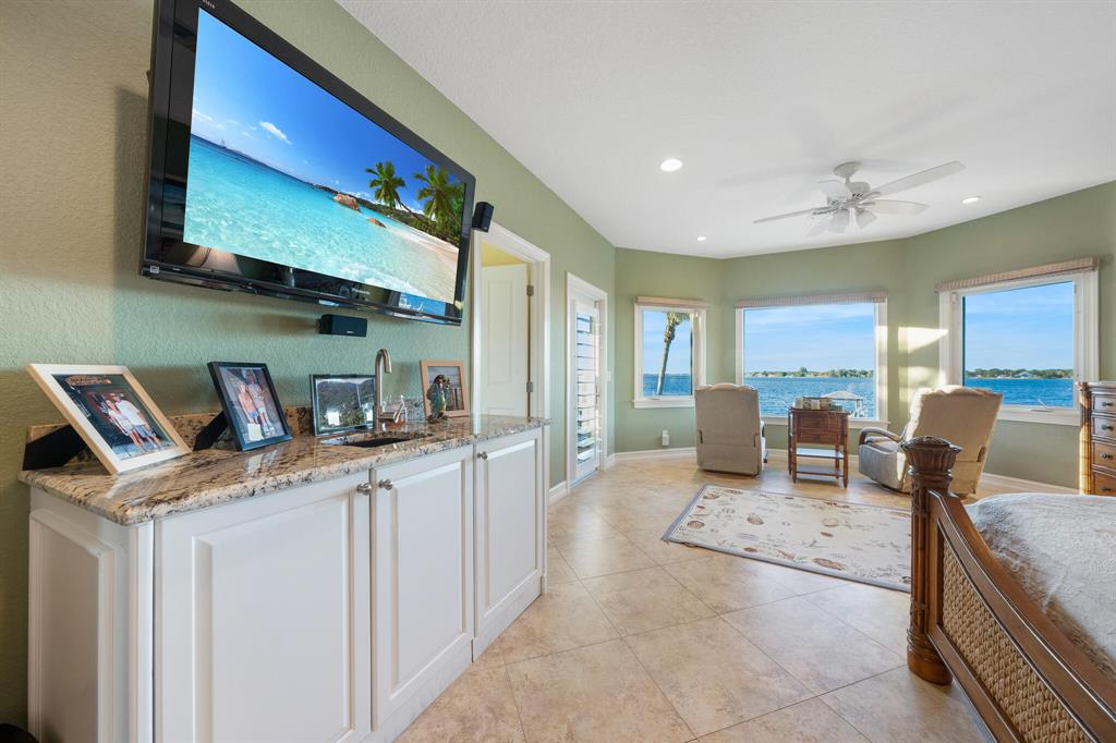 LIGHTHOUSE POINT - Residential