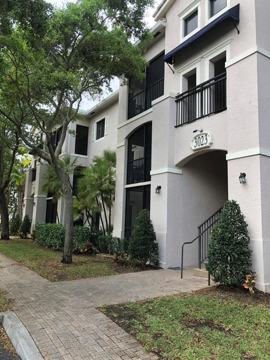 Photo of 3023 Alcazar Place #305, Palm Beach Gardens, FL 33410 (MLS # R10874136)