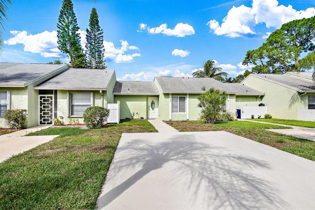 Photo of 119 Oakwood Drive, Jupiter, FL 33458 (MLS # R10884674)