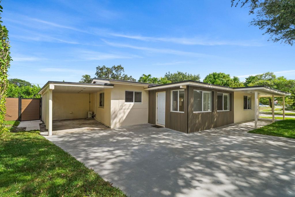 Photo of 823 SW 27th St, Fort Lauderdale, FL 33315 (MLS # F10542128)