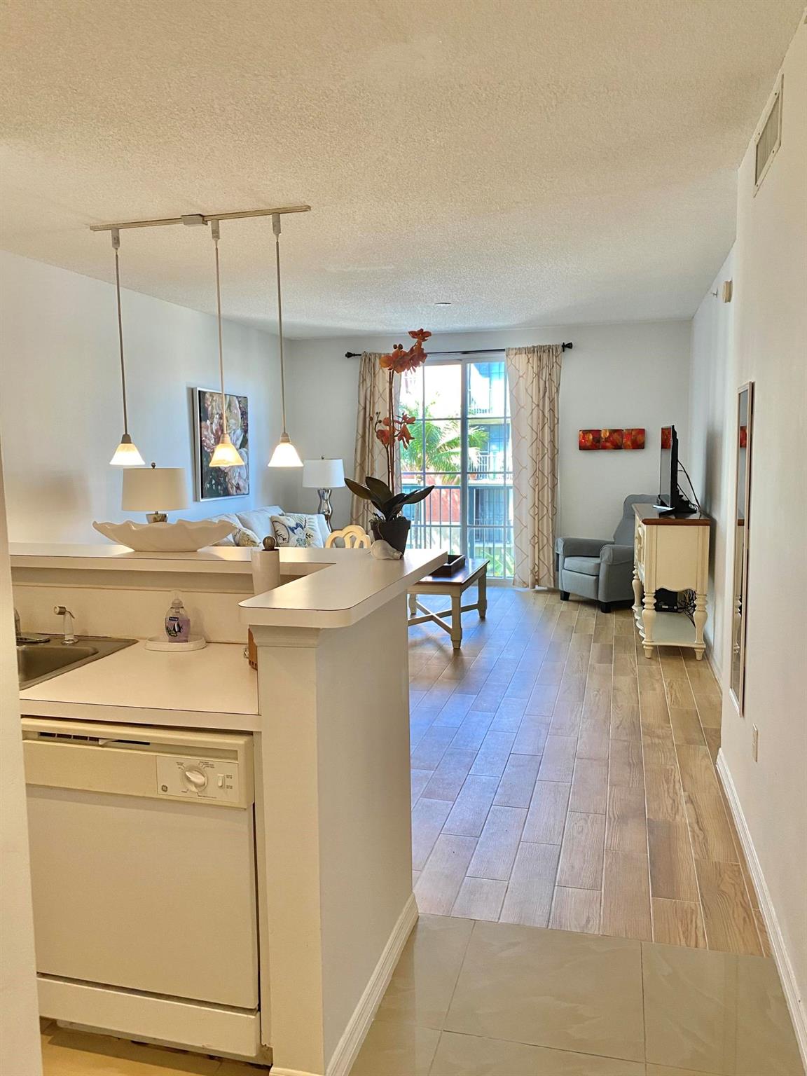 For rent Cozy 1 deb 1 bath condo. Furnished/ TURNKEY. Convenient COVERED Assigned PARKING SPACE just a few steps from the unit. Porcelain floors and tile. Two FLAT TVs. Wifi-Basic Cable- Water- Electricity up to $100 ALL INCLUDED in the rent. Excellent for Corporate Rental ! Located in the Heart of Rosemary Square, former Cityplace. Just bring your suitcase and enjoy our Florida style ! No pets allowed .