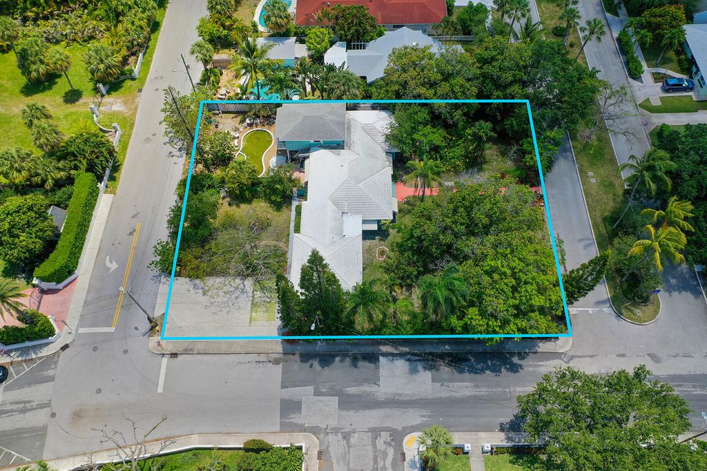 Photo of 502 S Palmway, Lake Worth Beach, FL 33460 (MLS # B26023939)