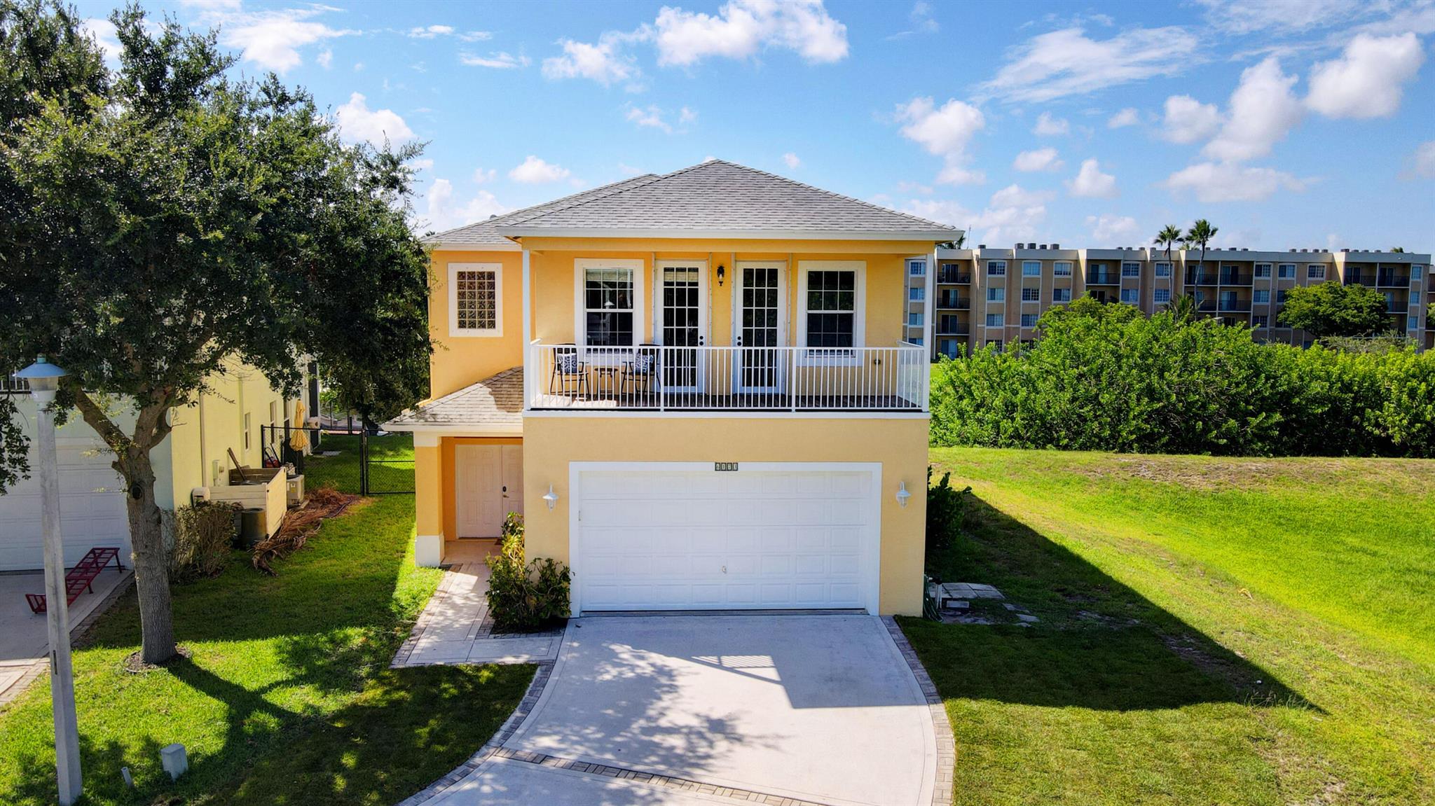 Beautiful 4 bedroom 2.5 bathroom home with a dry dock on Lake Osborne. Perfect place for you and your family to spread out and enjoy the outdoors. Home is fully furnished all you need to bring are your personal items. You will not be disappointed, come and enjoy the lake with the kayaks that are included as well. Just mins from I95 and the beach.