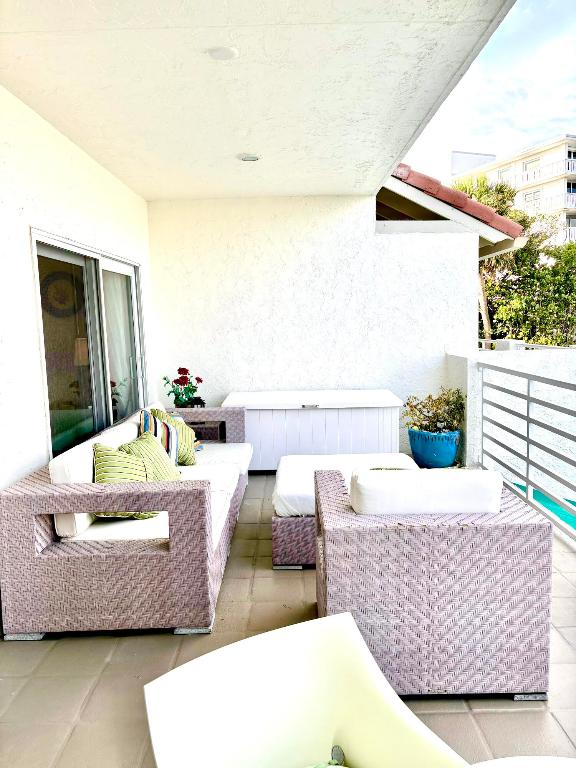 COCONUT COVE OF LANTANA CONDO - Residential Lease