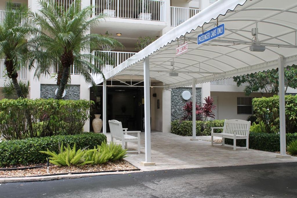Photo of 3520 Oaks Way #607, Pompano Beach, FL 33069 (MLS # R10915417)