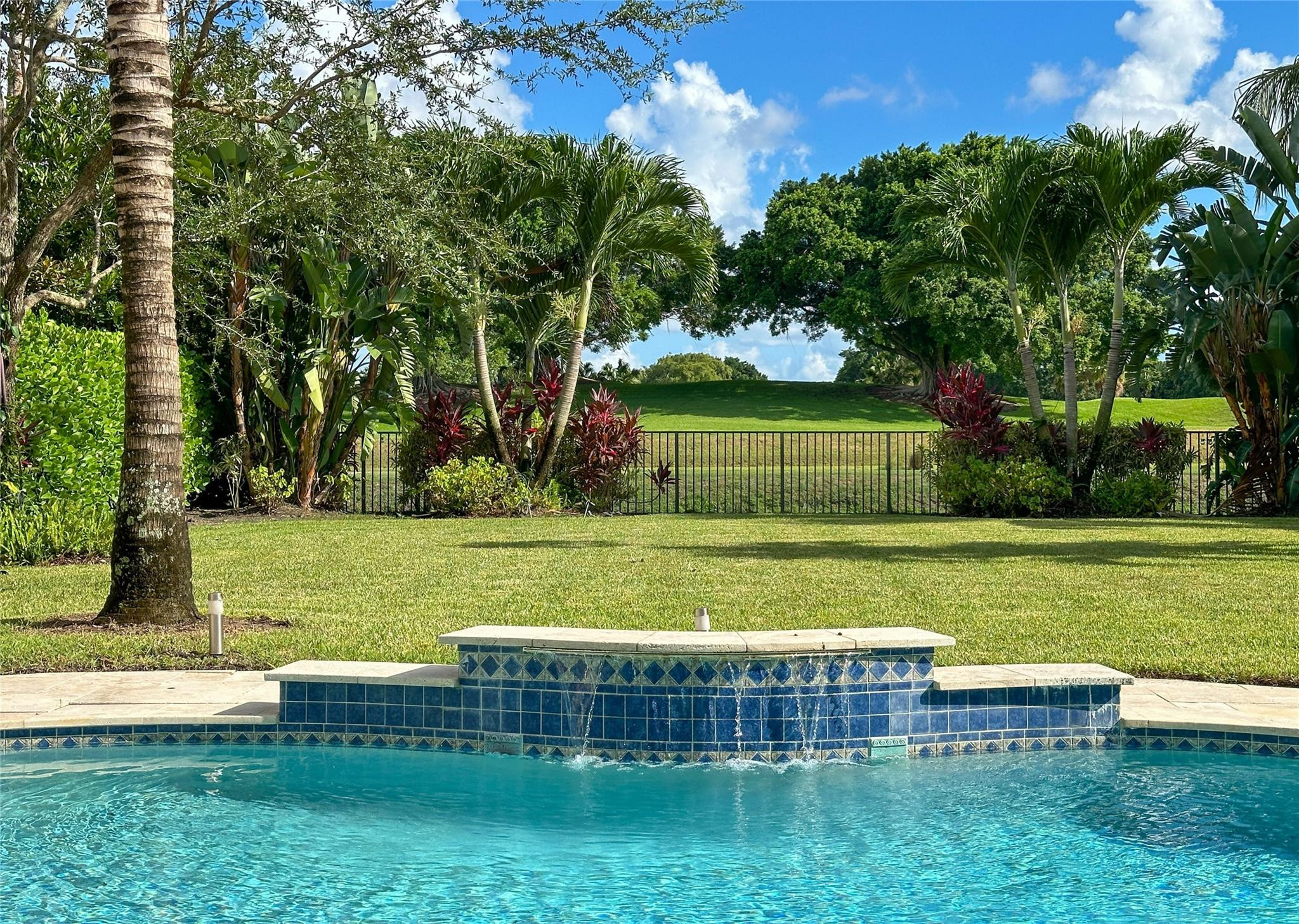 HUNTERS CHASE OF PALM BEACH POLO & COUNT - Residential