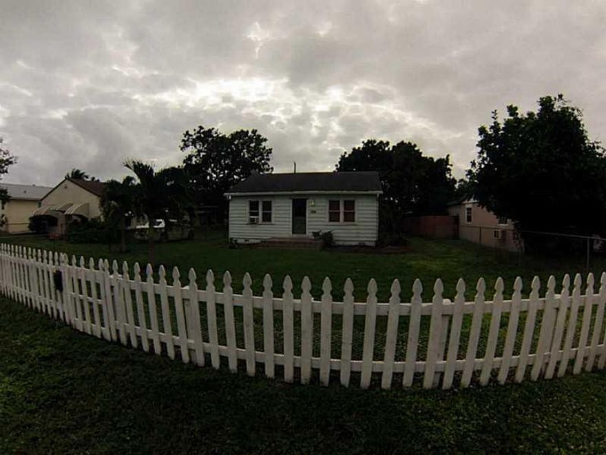 Adorable cottage in the heart of Hollywood! Huge fully fenced in yard.  Wood floors throughout and highly desired washer and dryer in kitchen.  Enjoy the  newly remodeled kitchen  with views and access to the spacious backyard. Ceiling fans in every room,  & gas range.  Owner will consider non aggressive breeds with refundable deposit. Tenant responsible for gas, electric, phone, water, sewer, cable.  Non smoker please!  Available for quick move in with the right references.