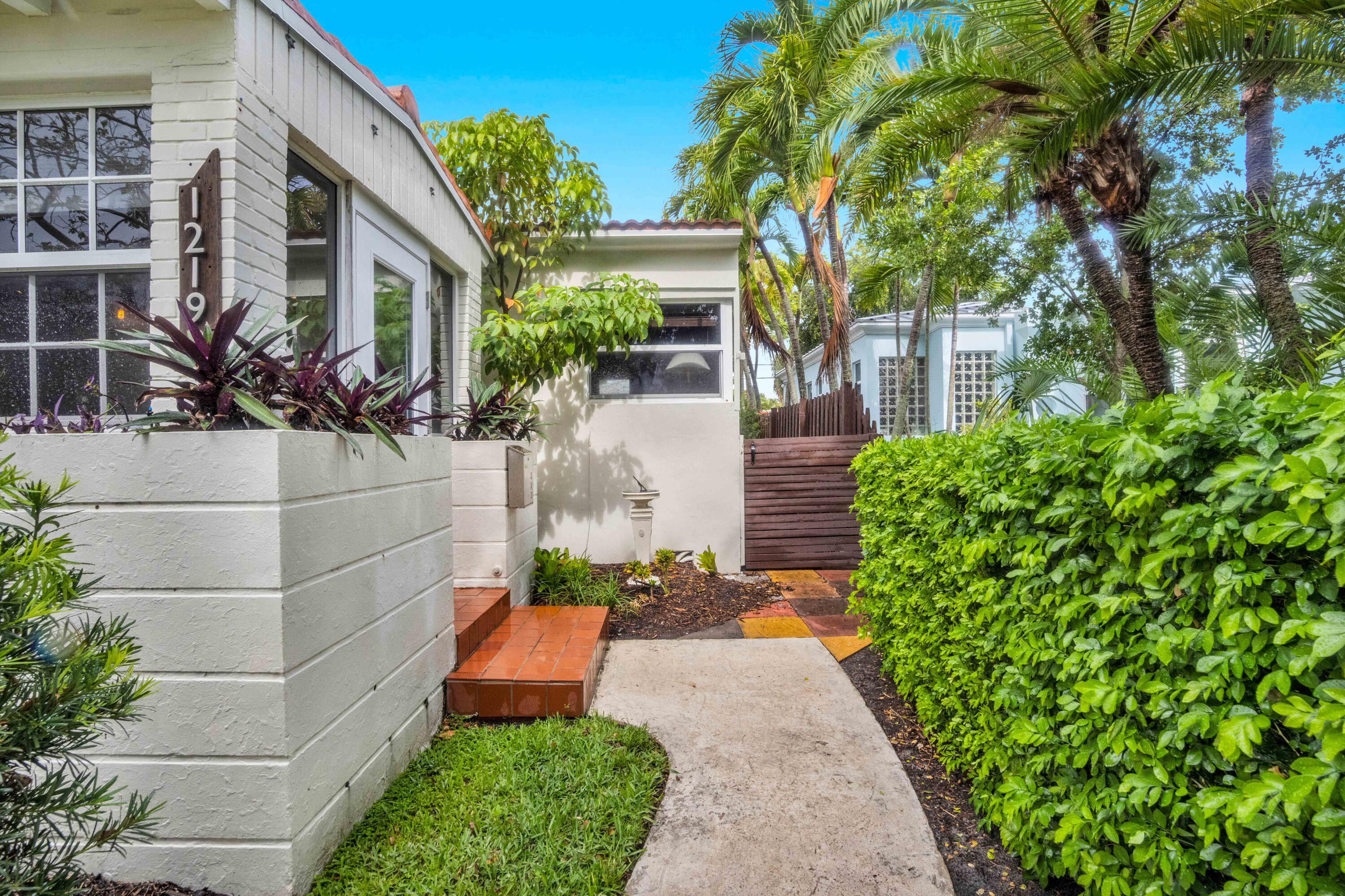 1219 N Lakeside Drive