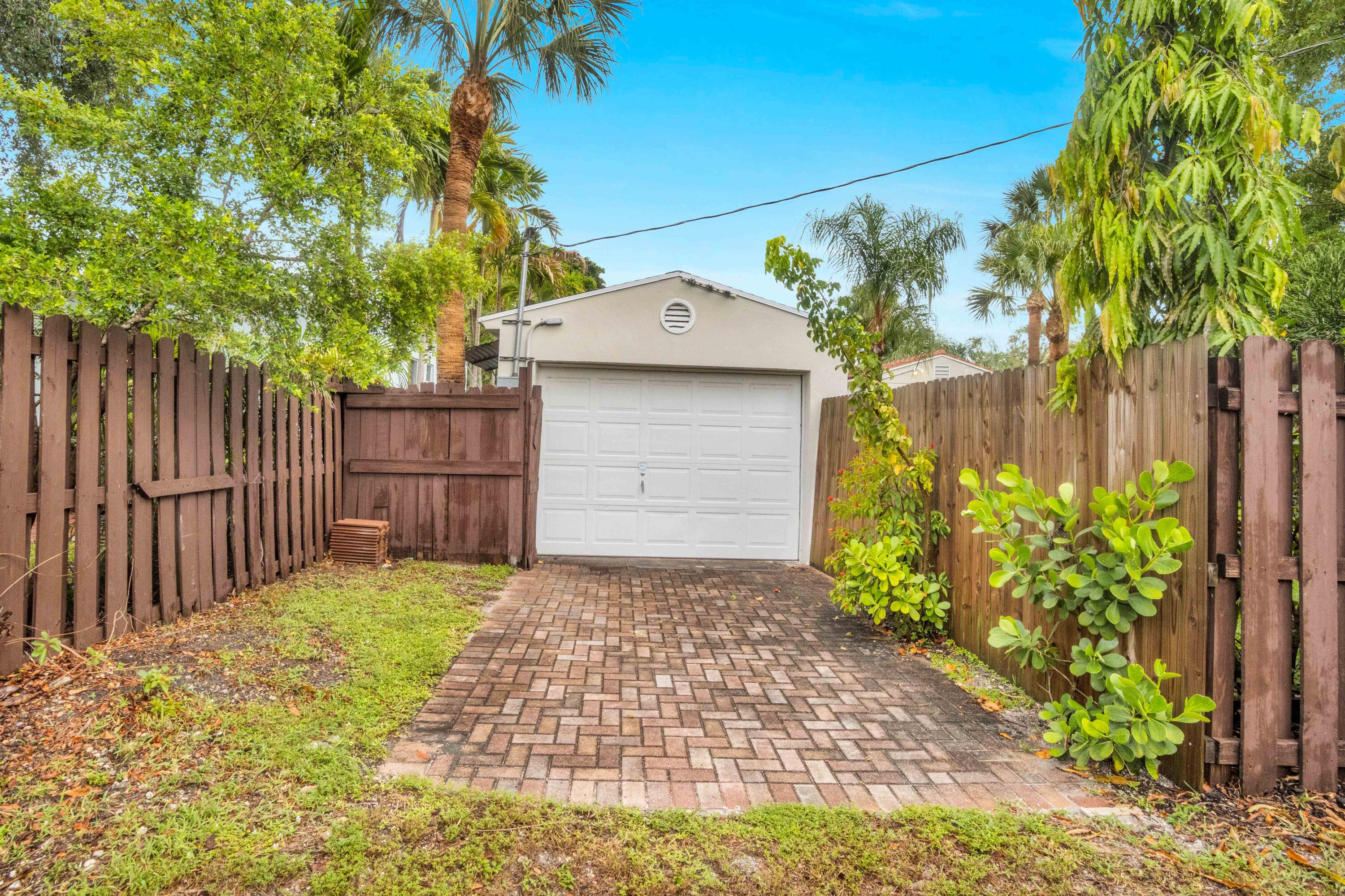 LAKE WORTH TOWN OF - Residential