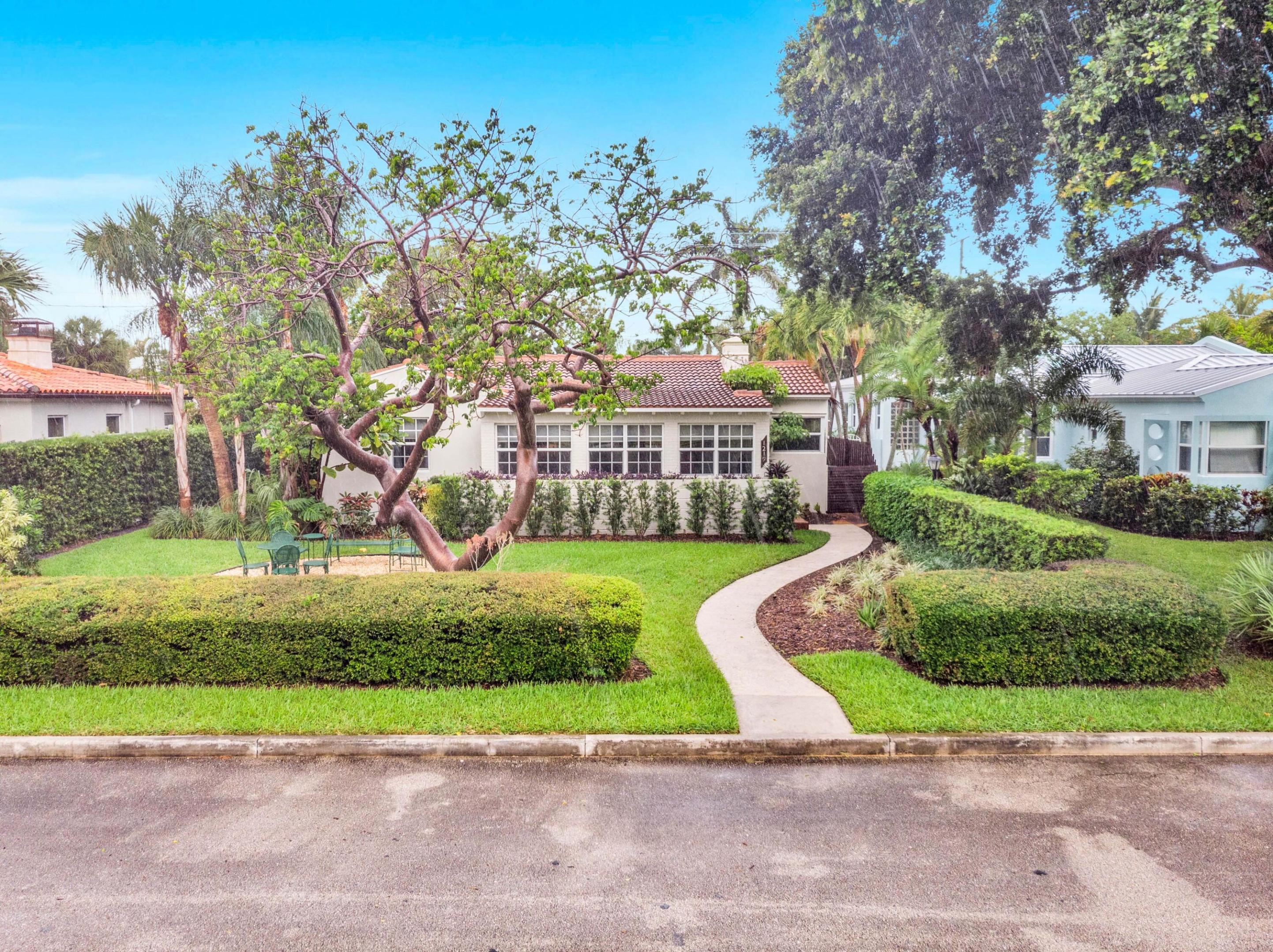 1219 N Lakeside Drive