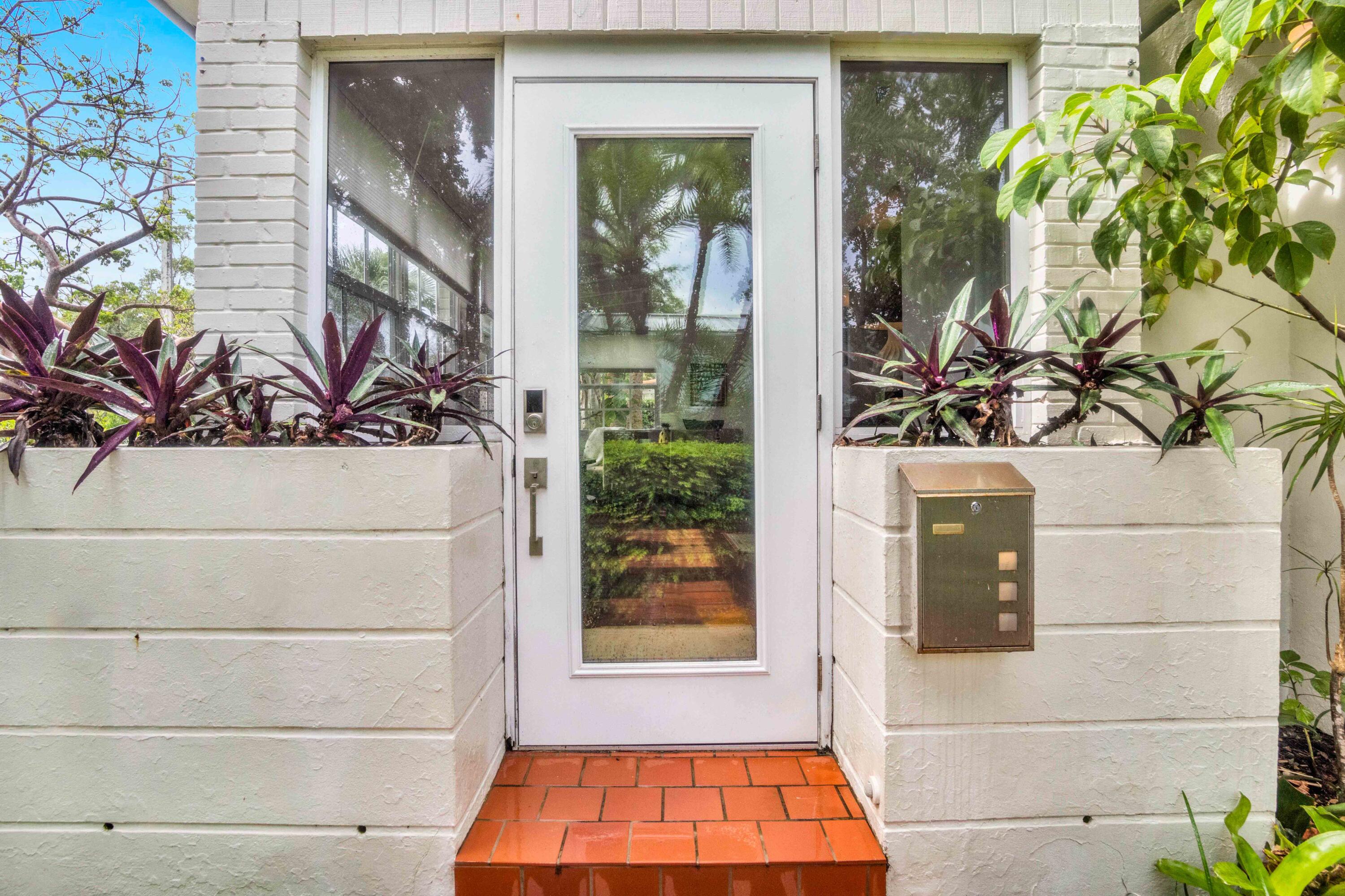 1219 N Lakeside Drive