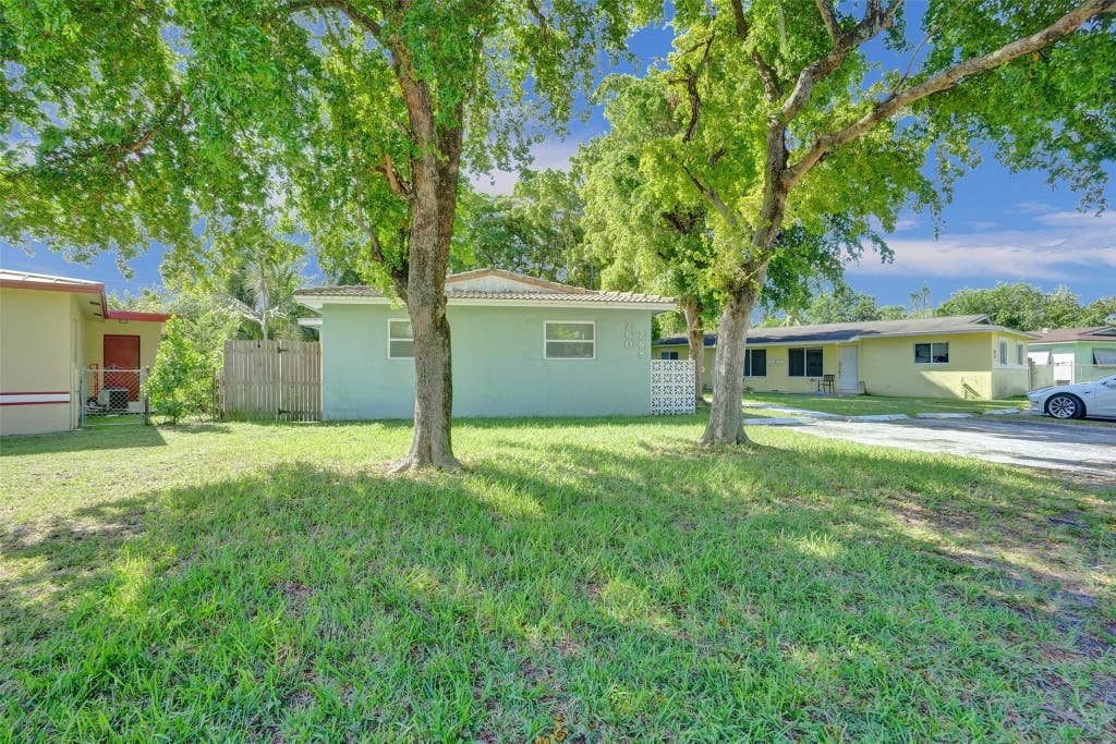 Photo of 260 NE 41st Street, Oakland Park, FL 33334 (MLS # B26068877)