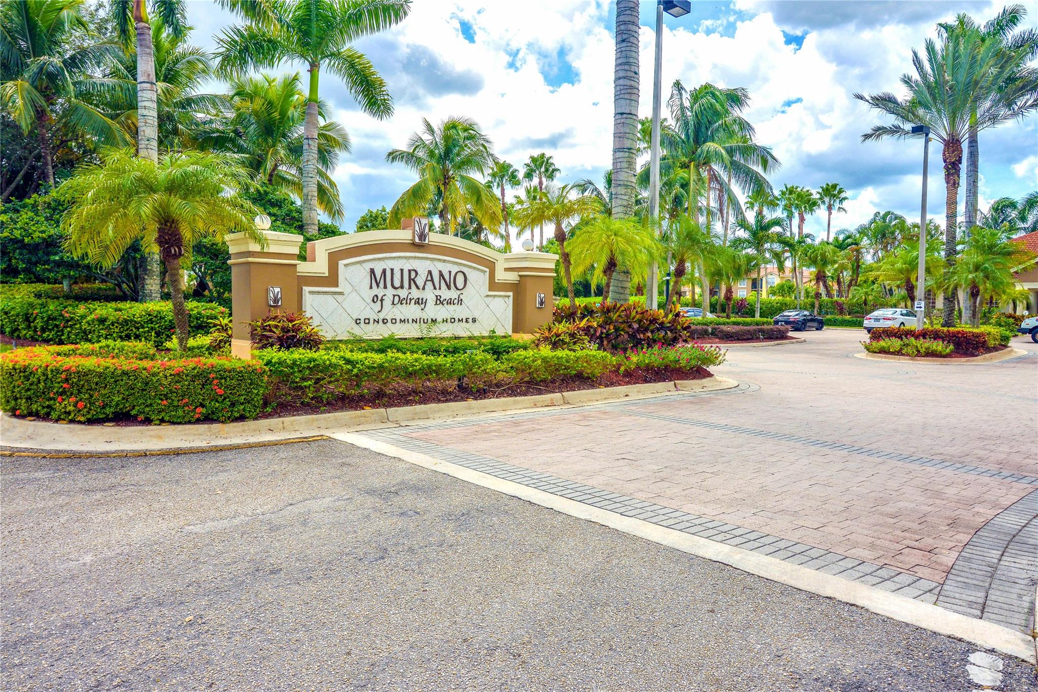 Spacious 2/2 with split floor plan in the very desired Murano od Delray. Crown molding, High Ceilings, Laminate flooring, Stainless Steel Appliances and huge walk-in closets! Separate laundry room with full size washer & dryer