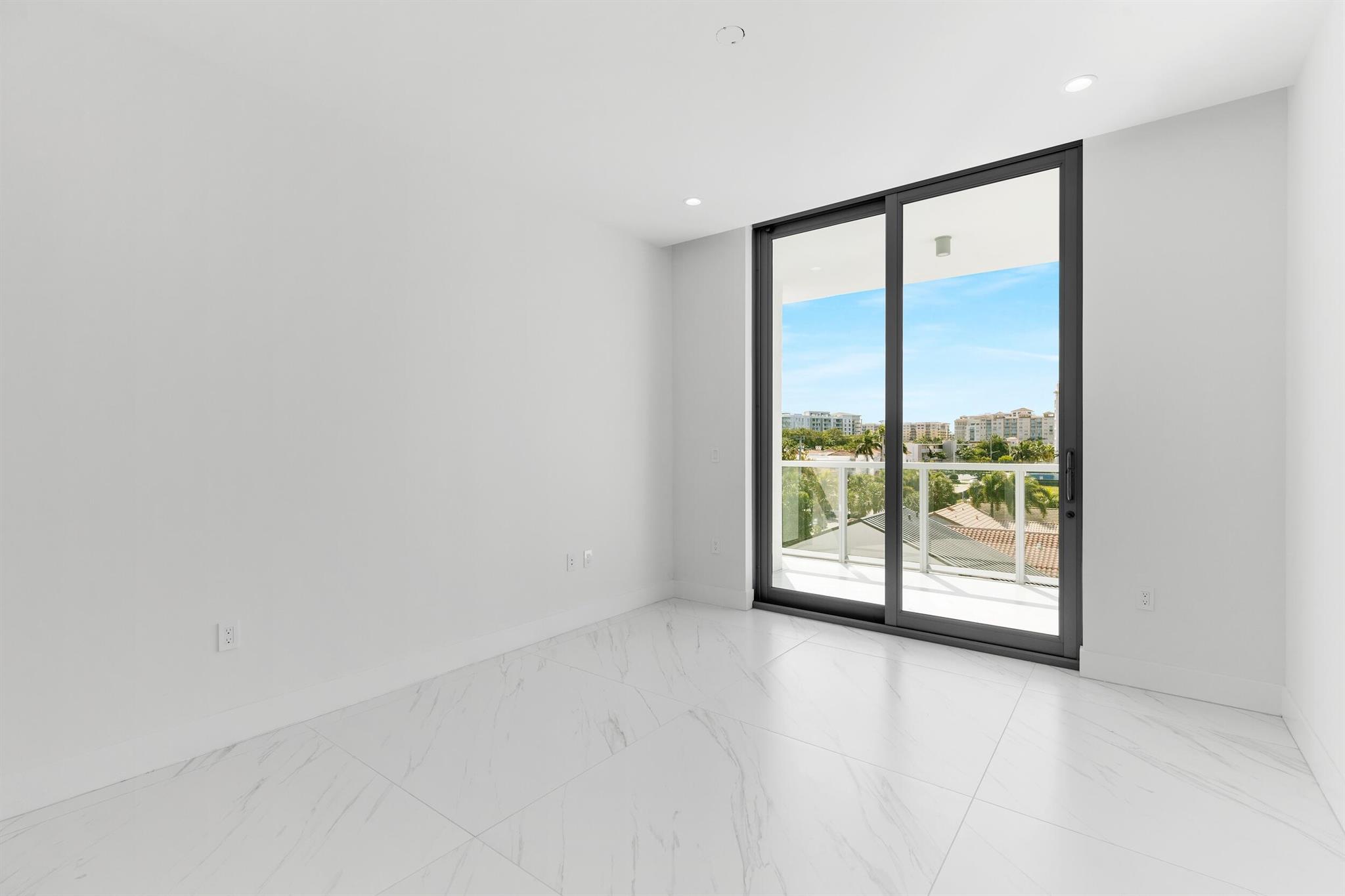 ROYAL PALM RESIDENCES - Residential