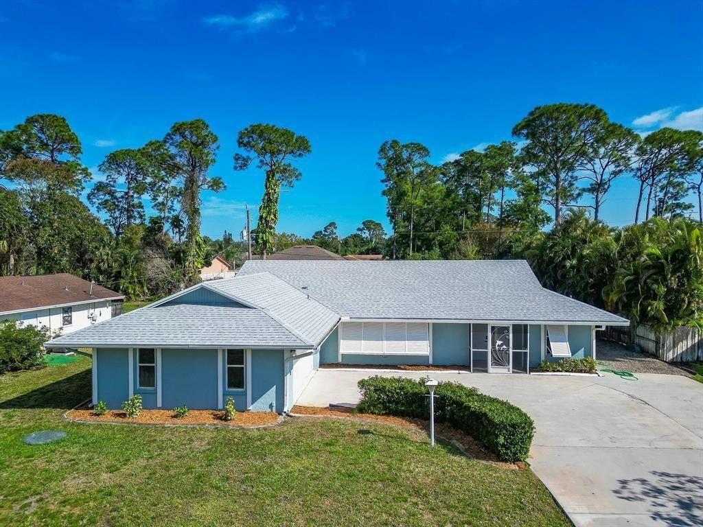 Photo of 210 SE Crosspoint Drive, Port Saint Lucie, FL 34983 (MLS # F10555913)