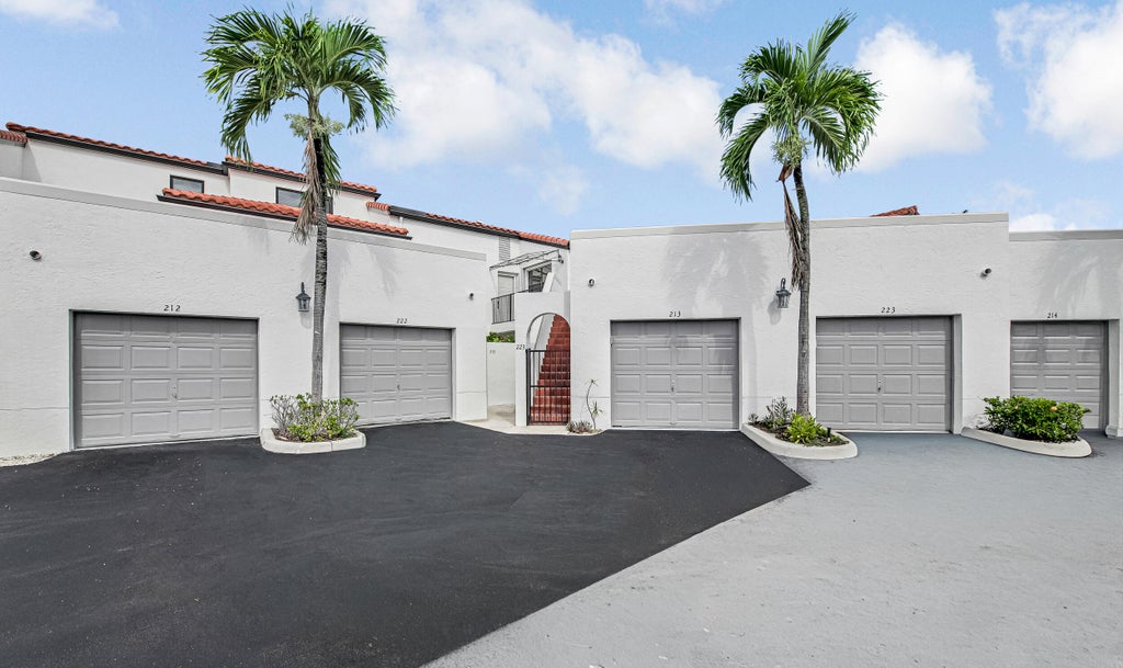 Photo of 6670 VILLA SONRISA Drive #213, Boca Raton, FL 33433 (MLS # B26079029)