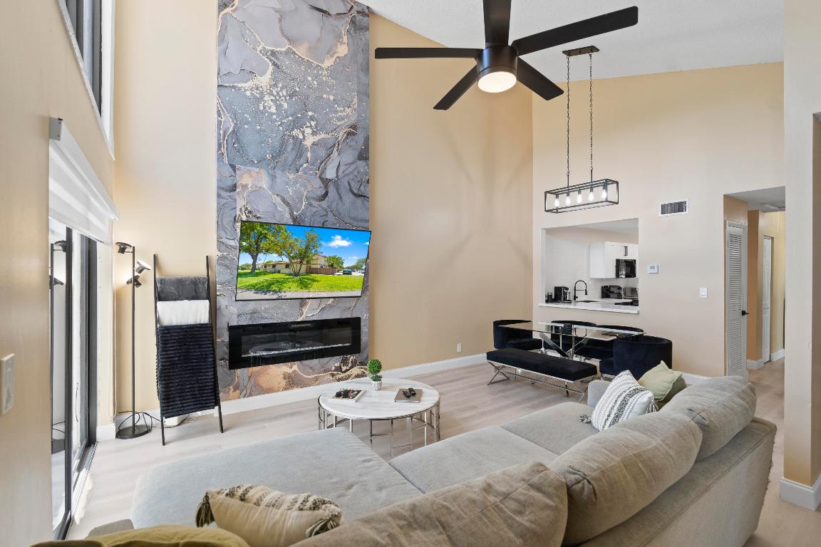 COUNTRY SQUIRE TOWNHOMES CONDO 8 - Residential