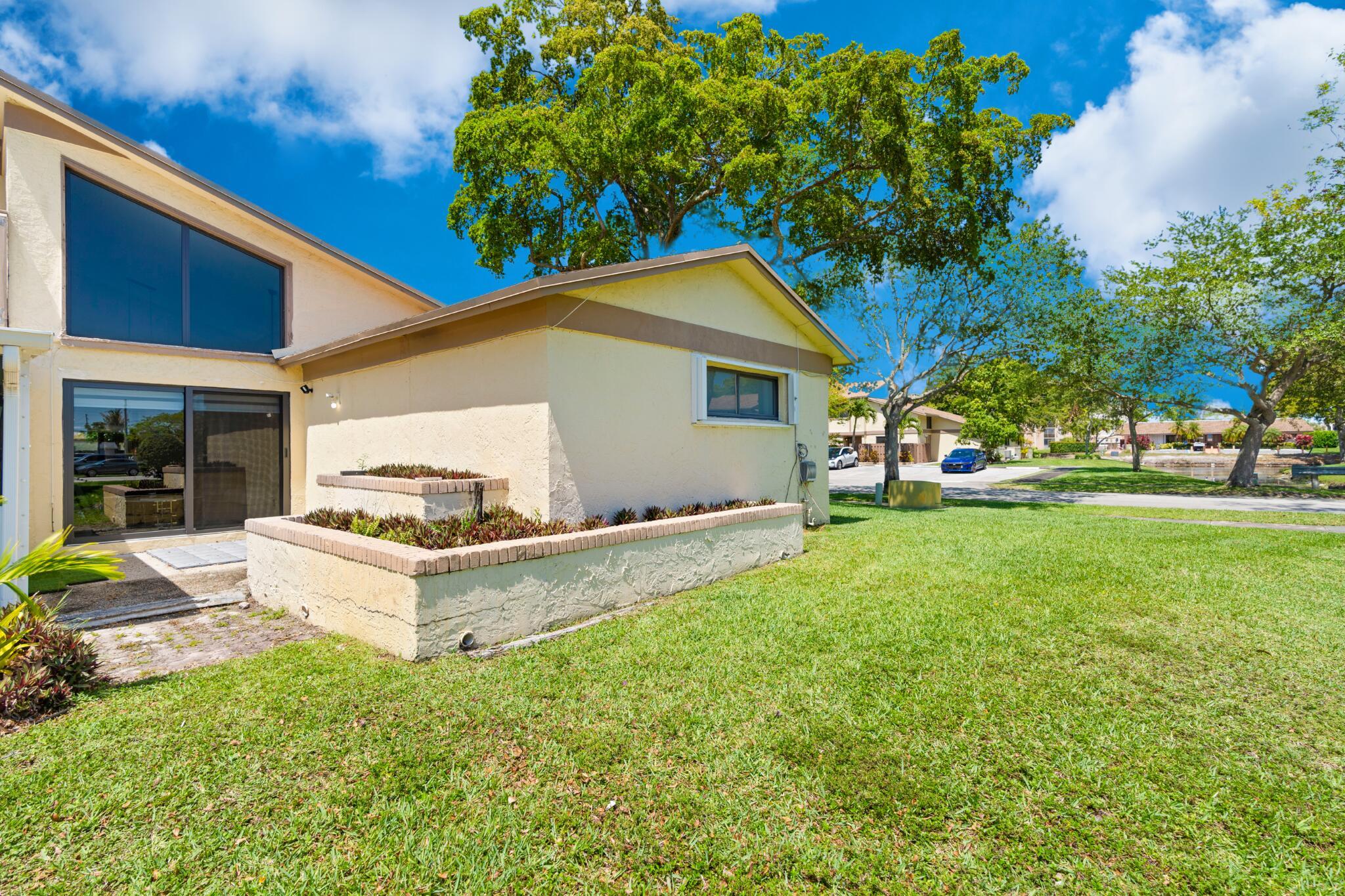 COUNTRY SQUIRE TOWNHOMES - Residential