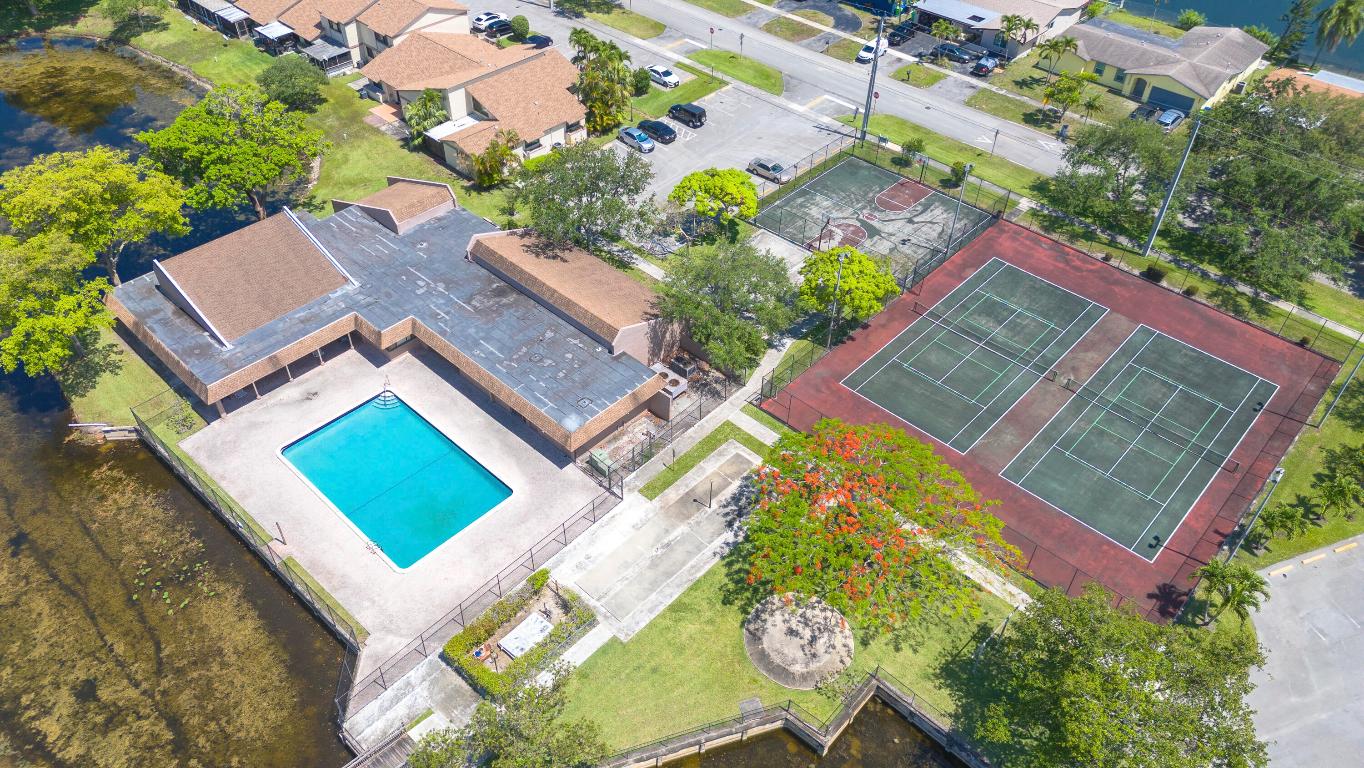 COUNTRY SQUIRE TOWNHOMES CONDO 8 - Residential